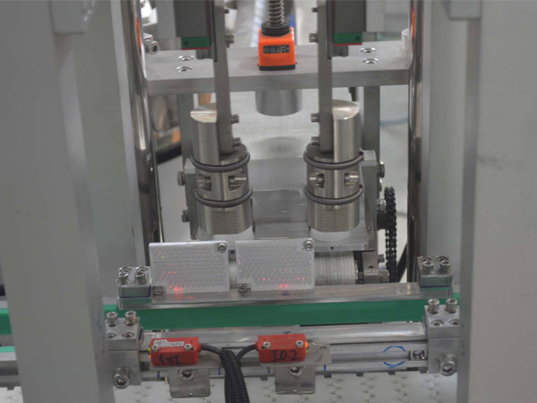 冠鴻智能活塞灌裝機和旋蓋機助力妮維雅提升生產(chǎn)效率