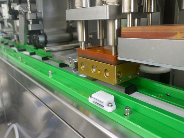 冠鴻智能灌裝機/貼標(biāo)機在賽普生物實現(xiàn)自動化生產(chǎn)和降低成本